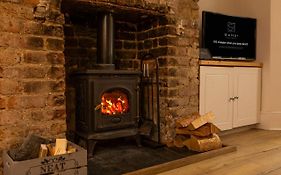 Stylish Coastal Retreat With Hot Tub & Log Burner In Margate